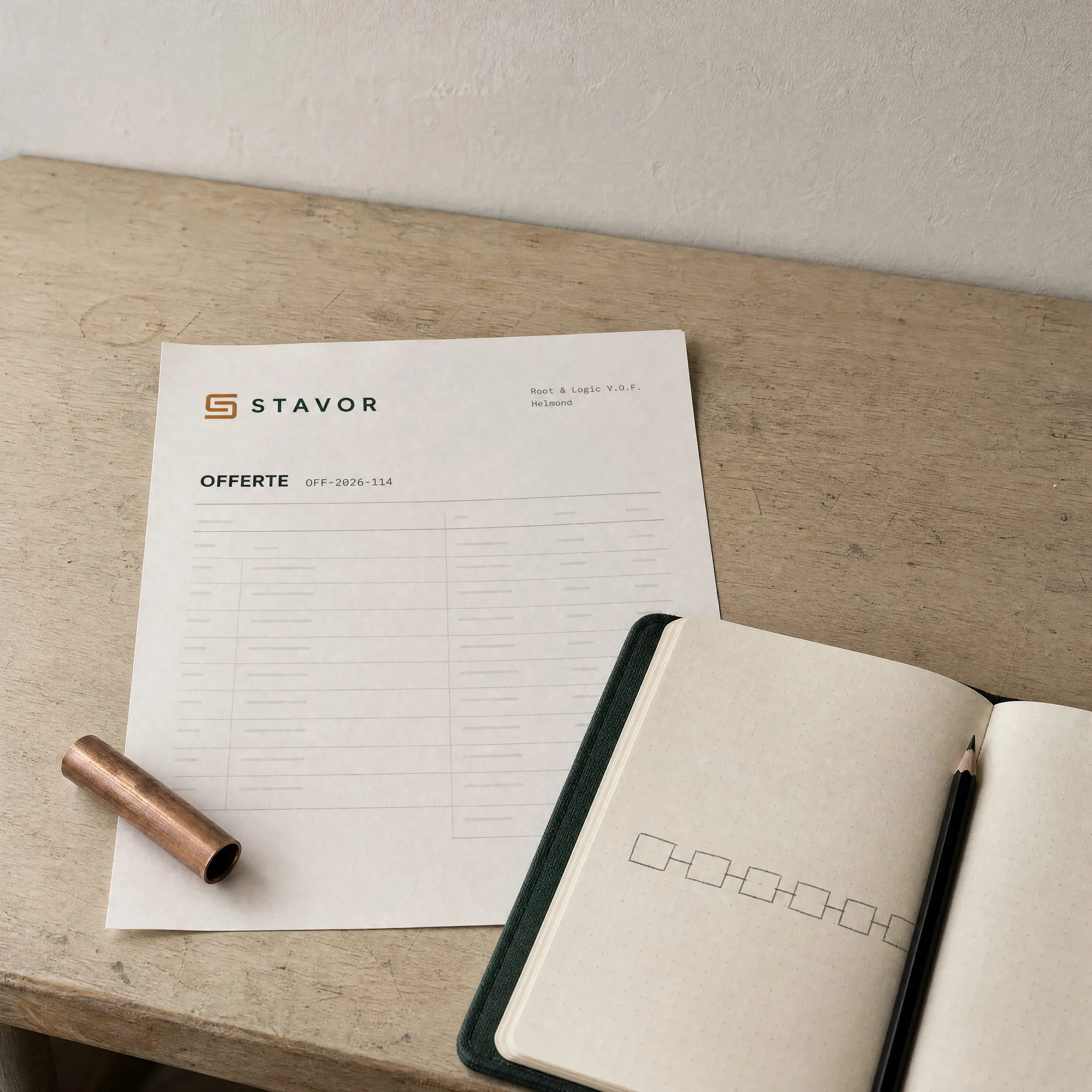 Een geprinte offerte van Stavor op een houten bureau, met een notitieboek met een schets van acht vakjes en een stuk koperen buis